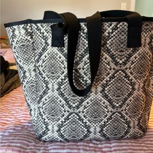 TOMMY BAHAMA NEOPRENE SNAKESKIN PATTERN TOTE WITH POUCH